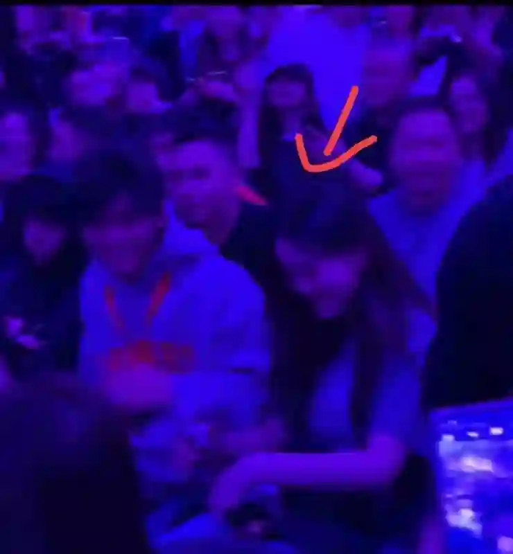 太尴尬了！谢霆锋把包厢给了王菲，俩儿却站着，次子全程宕机发呆