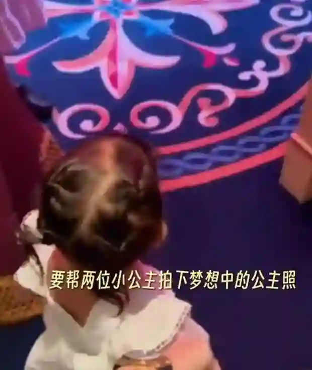 昆凌携三萌娃畅游迪士尼！为大女儿海瑟薇打造 10 岁童话生日宴