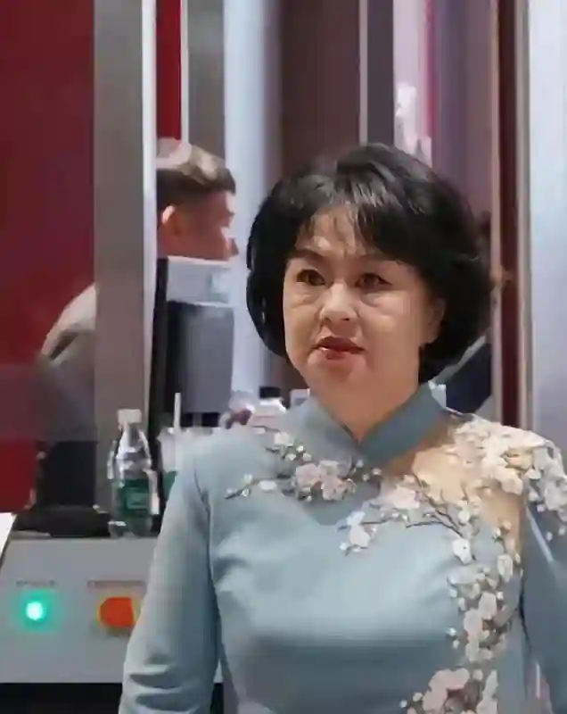 这些明星怎么都老了？鞠萍面相变了，成龙一头白，林青霞皱纹明显