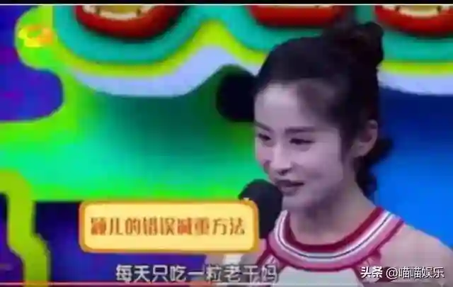 颖儿带女儿去游乐园：路人镜头下皮肤白到发光，这状态不像孩他妈