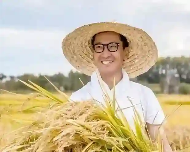 周杰重返桃花坞，与李雪琴汪苏泷热情相拥，旗下农业企业多元产品