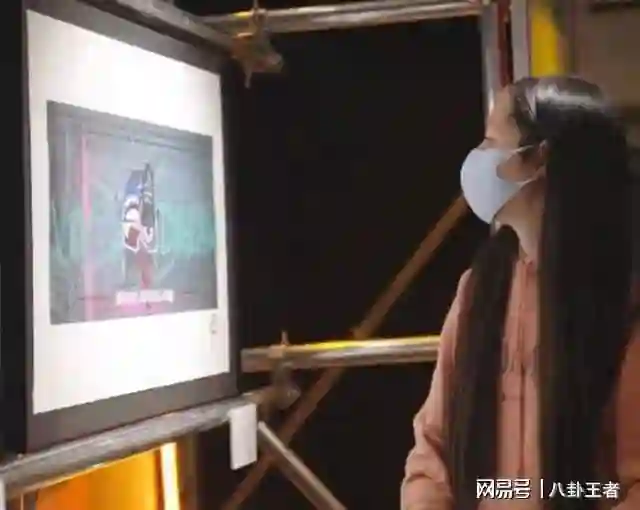 郭碧婷拼三胎挽回向佐！两人同框看展贴耳热聊，小腹隆起孕态十足