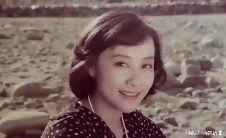 荧幕上的好母亲，现实却干涉儿子的一切，儿子宁愿睡桥洞也不回家