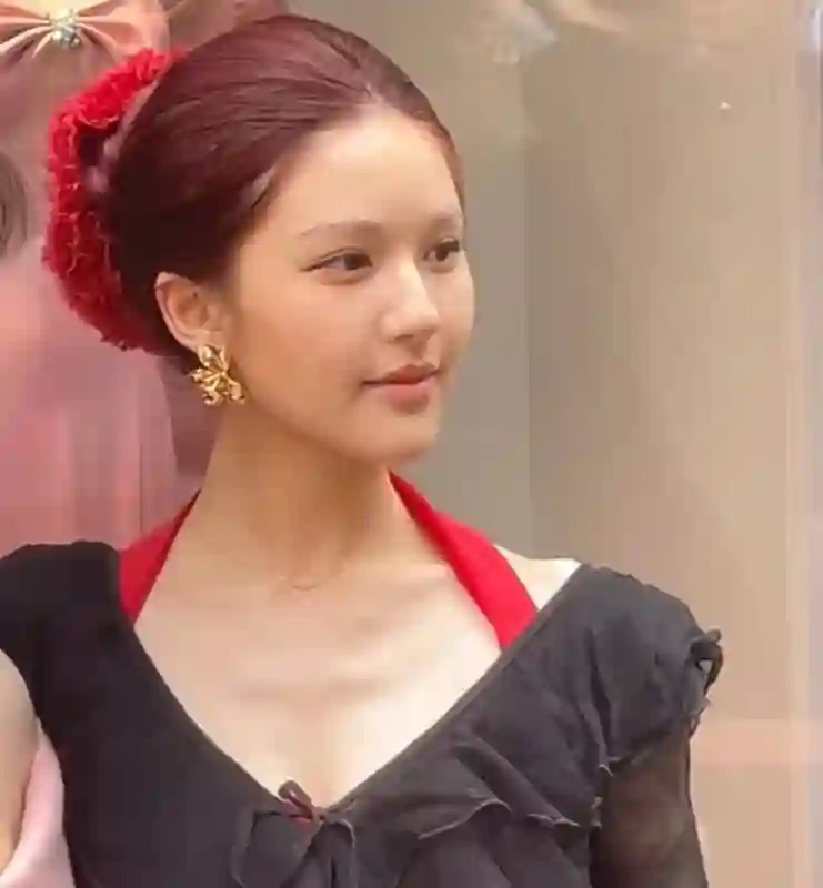 看了43岁杨蓉和26岁赵露思的近照，治好了多少人的“颜值焦虑”！
