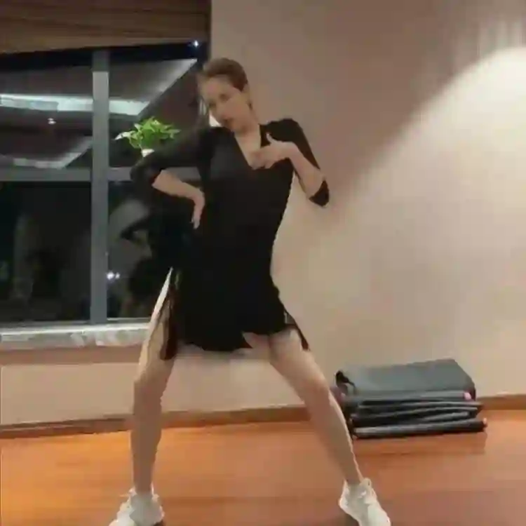 48岁左小青现状：现身香港，素颜皮肤嫩到发光，如今单身不谈恋爱