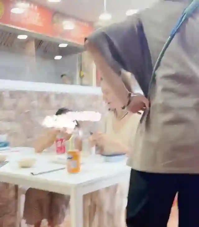 高圆圆在西班牙带女儿吃麻辣烫，女儿长相随爸爸，皮肤还有点黑