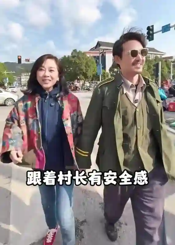 陈松伶夫妇贵州赶大集，张铎刻意扮老穿得土气，女方还是太显老了
