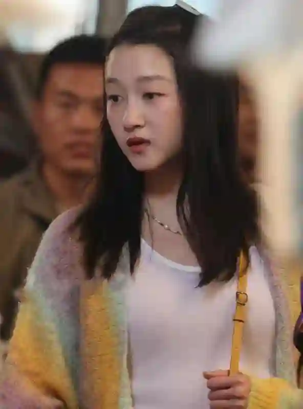 关晓彤脱离美颜滤镜 ，嘴角纹、法令纹严重，给人又老又年轻的感觉