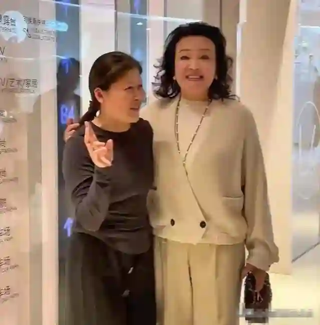 汪小菲一家北京团聚！张兰紧搂小玥儿笑开了花