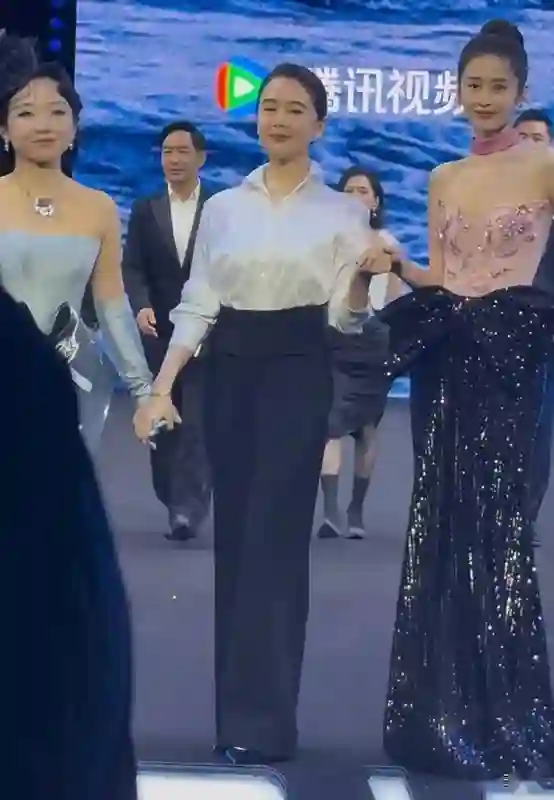 女演员同框:闫妮“大姐”气场，左小青脸有些肿，颖儿太出挑了