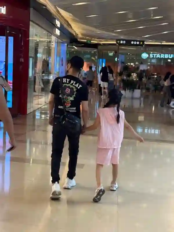 网友偶遇汪峰街头暖心带娃：左右牵娃，幸福满溢