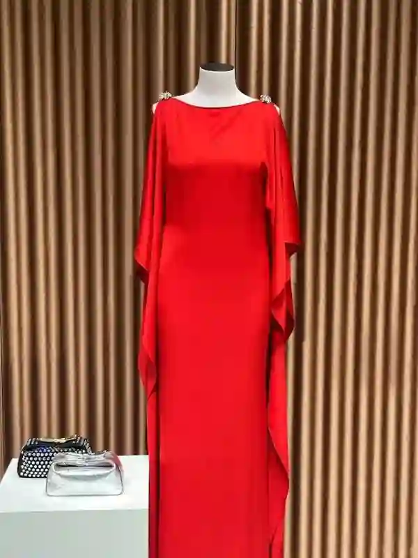 林青霞的美不衰退，香港名店晚礼服试穿，粉丝偶遇惊艳瞳孔