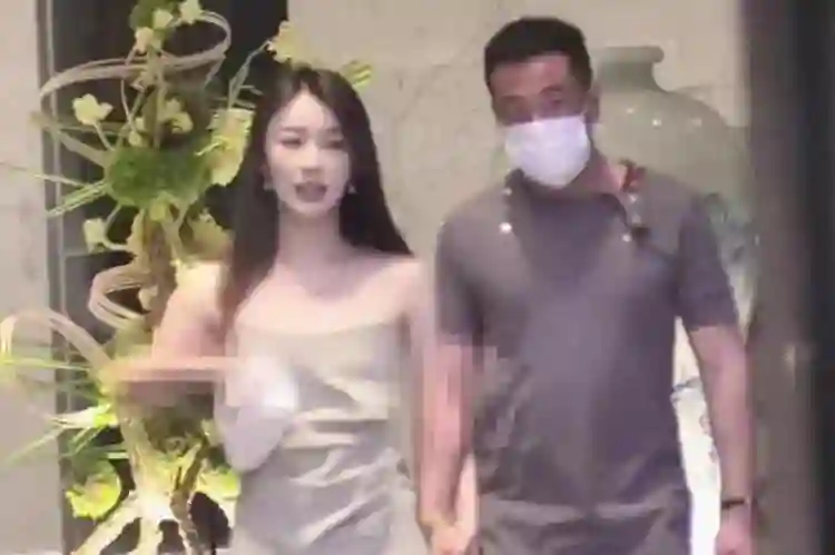 52岁杨坤新恋情曝光，和美女手拉手回酒店，女友看着比他小20多岁