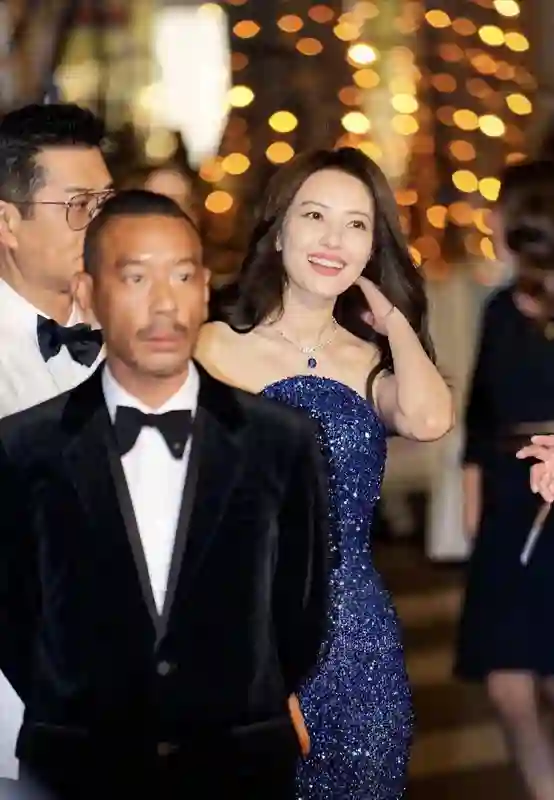 高圆圆戛纳红毯现身，外媒曝无修图，法令纹显现自然老去魅力
