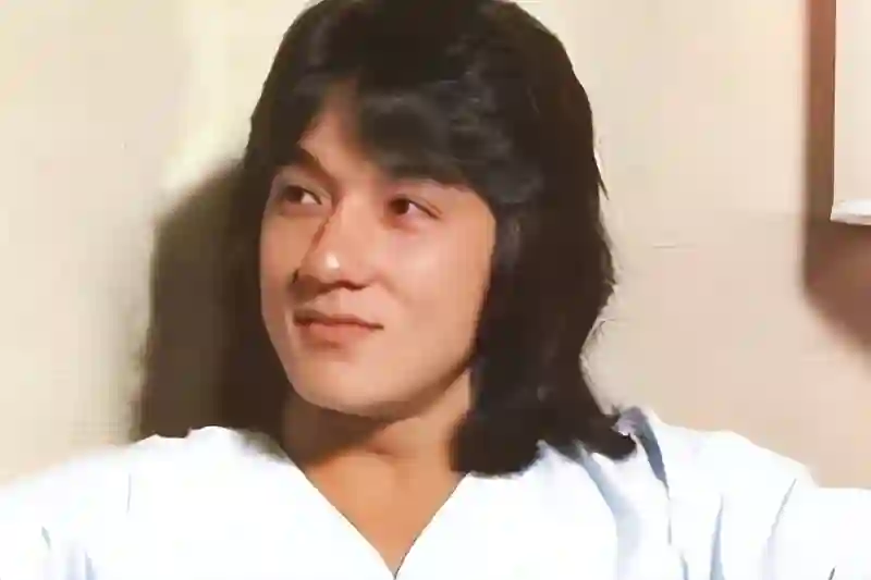 变老后不忍直视的4位大明星，蔡明需人搀扶，成龙满头白发