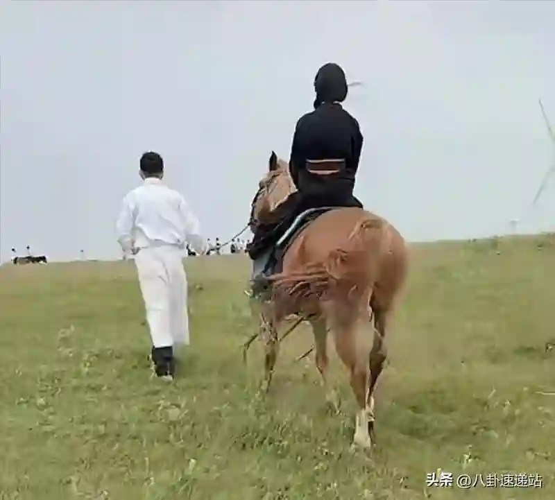 S妈又破防，汪小菲带娃俩娃正脸全露了，筱梅一句话道出S家疯狂