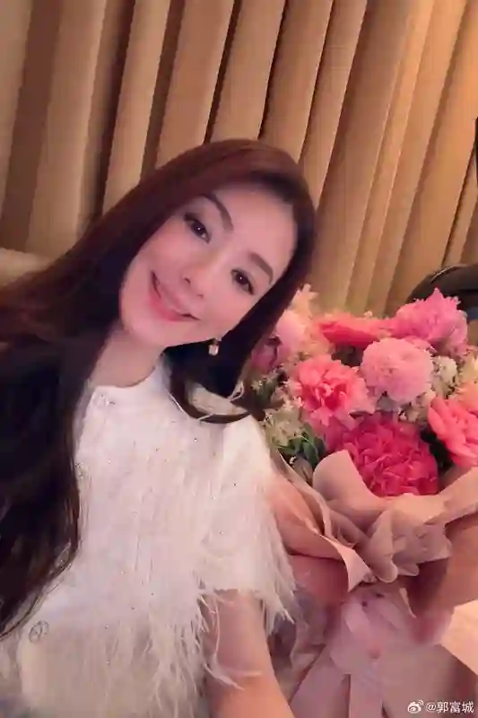 方媛看老公演唱会！待遇升级坐包厢配三个保镖，郭富城赚钱动力足