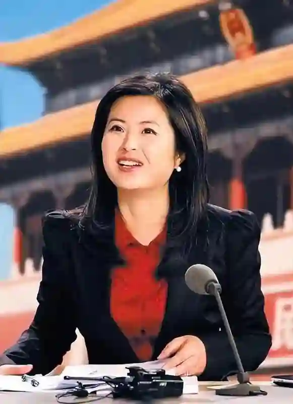 她曾是央视一枝花，低调嫁大18岁李铁为妻，如今52岁已满头白发