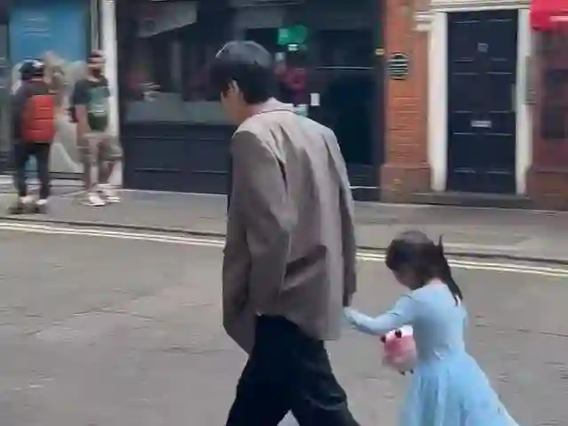 张若昀伦敦遛娃！父女牵手同行，搂女儿肩膀太有爱，唐艺昕跟后面