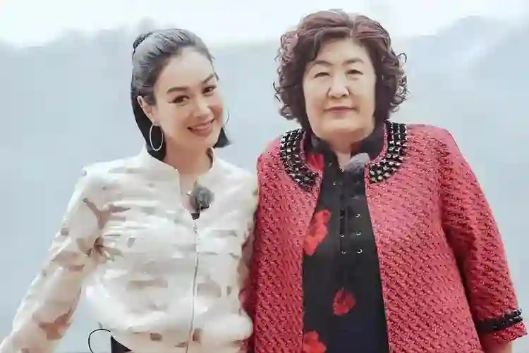54岁钟丽缇现身三亚，风韵犹存主动索吻，张伦硕一脸嫌弃太尴尬！