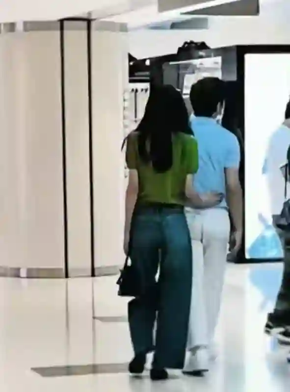 刘雯和井柏然已领证结婚？逛街恩爱甜蜜，女方事业越来越好！