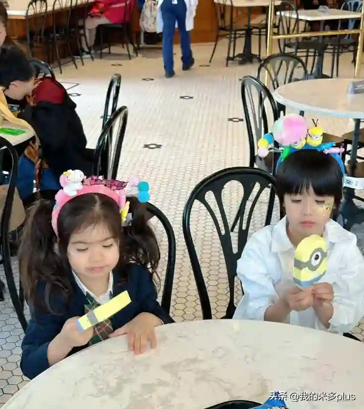 姜潮一家去环球影城，麦迪娜又瘦又高不像二孩妈，3岁女儿成团宠