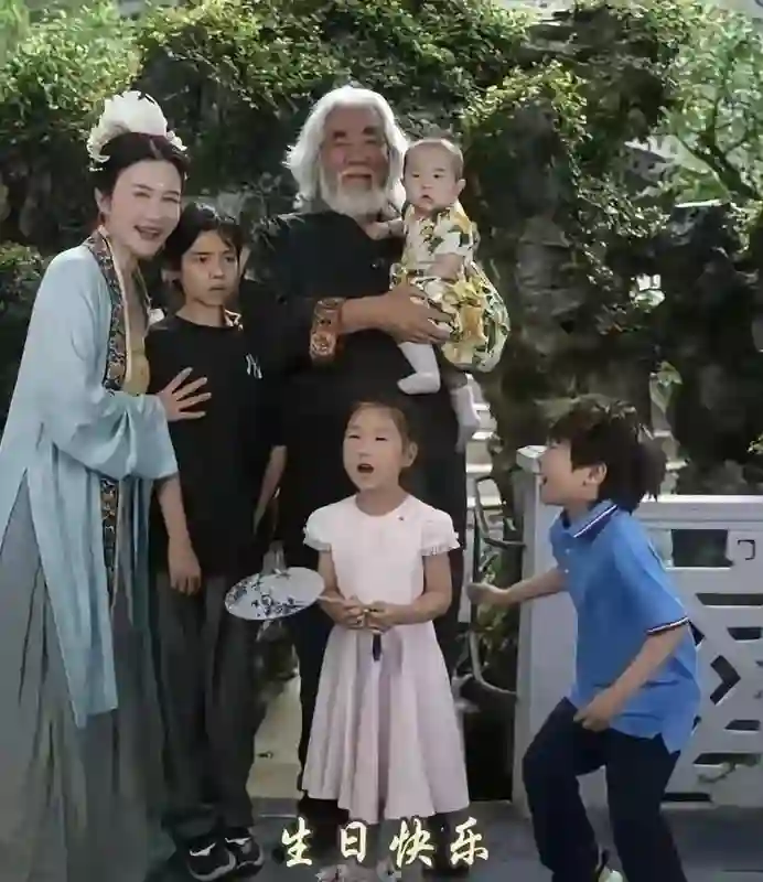 74岁张纪中黑脸训斥老婆：3个<em>保姆</em>都不敢劝架，游客也被吓的远离