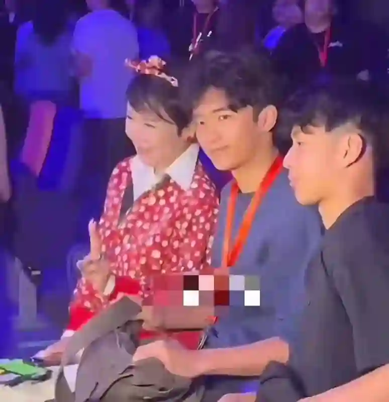 谢霆锋演唱会大胆示爱王菲，张柏芝回应引热议，背后故事不简单！