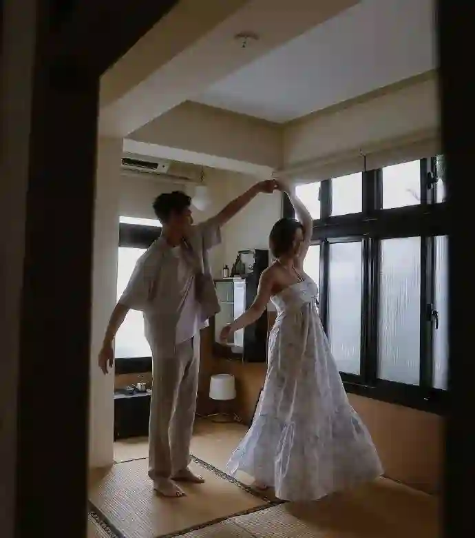 <em>刘品言</em>晒婚纱美照，宣布结婚且已怀孕