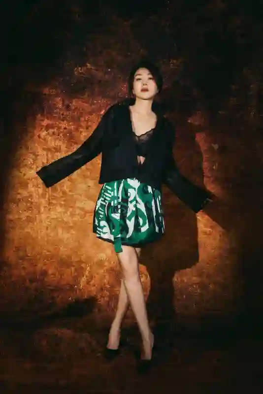 闫妮黑蕾丝透视装惊艳亮相 红唇魅惑展熟女风情