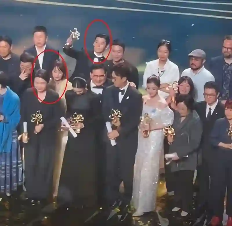 咸猪手、占C位：一张合照戳破白玉兰这晚的温情，难怪刘亦菲缺席