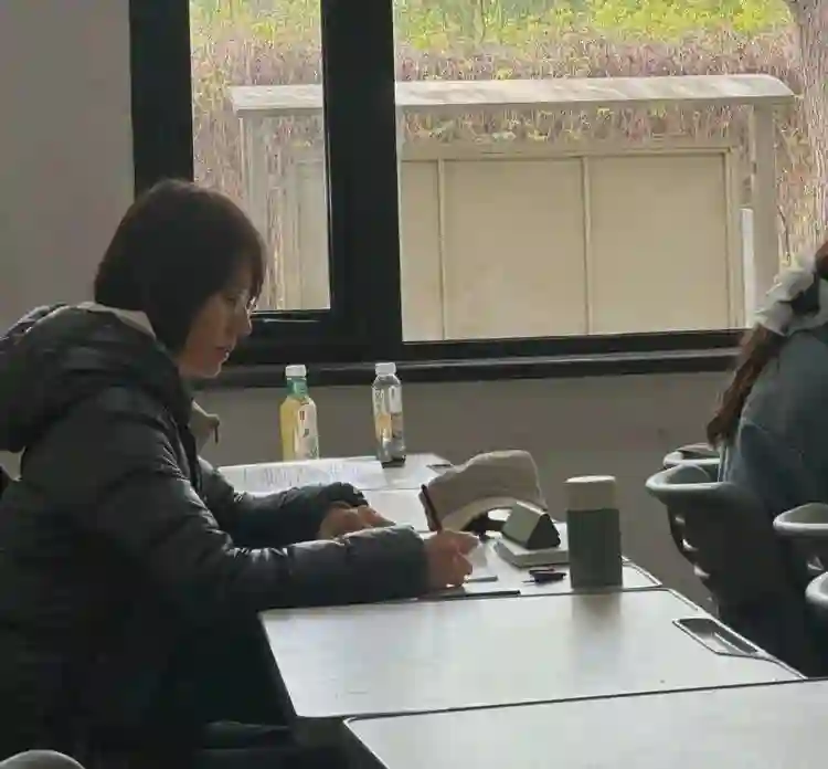 47岁袁泉中戏被偶遇，素颜造型竟然比化妆更惊艳！