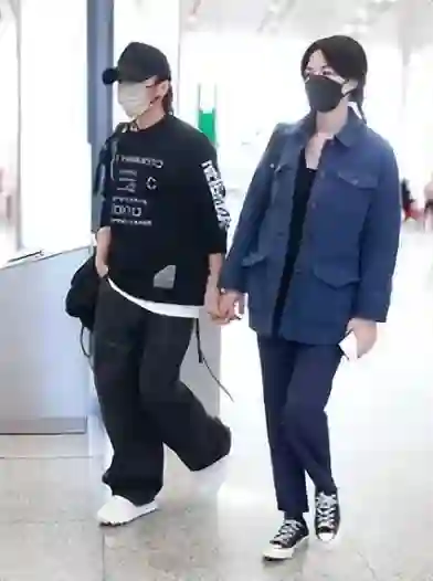 55岁王菲现身机场，高马尾白T似少女，随和签名与粉丝互动