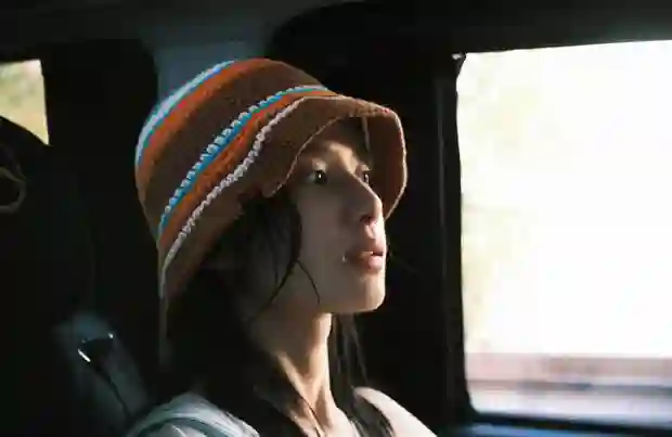 张婧仪夏日随拍释出 光影间的侧颜尽显文艺气质