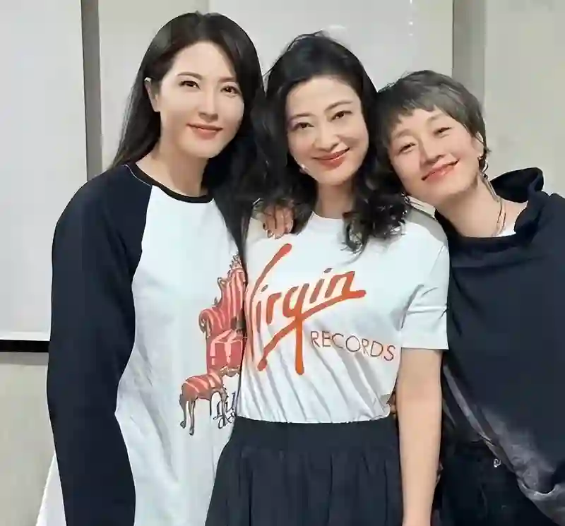 梅婷是否为大美女？与章子怡、曾黎合照，真相尽在其中！