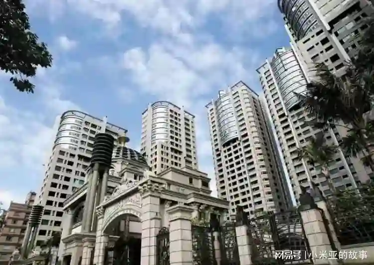 看到小S搬出住了20年的帝宝，才发现大S是S家唯一有房产的人