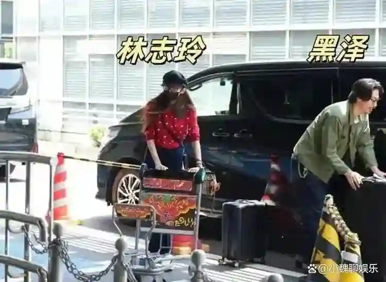 林志玲回东京被偶遇，机场和日本老公搂腰撒狗粮，颜值差距大