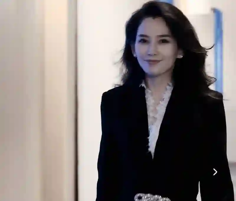 汪峰宁静牵手引争议，森林北删汪峰相关视频，晒童年照引发热议