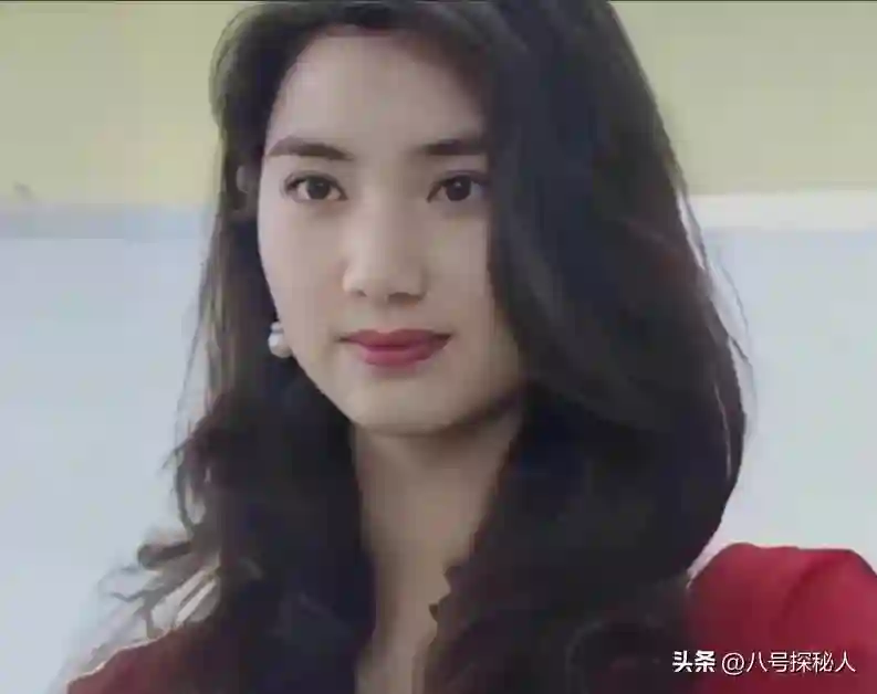 被大佬捧上位，与富商闪婚闪离，未婚生子遭抛弃的她，后来怎样？