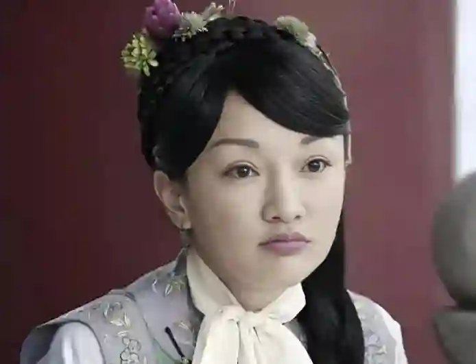 51岁周迅：“丁克”半辈子，低调现身肿瘤医院，今人体画价值千万
