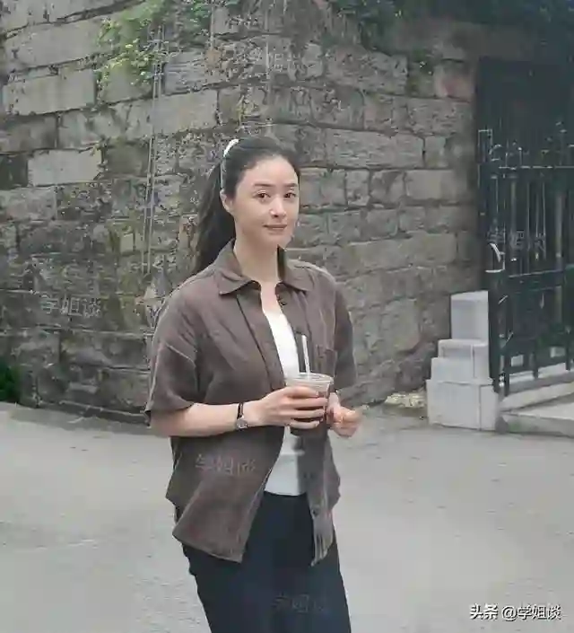 蒋欣素颜游玩脸部松垮像大妈！网友骂：还冲人瞪眼撇嘴，架子挺大
