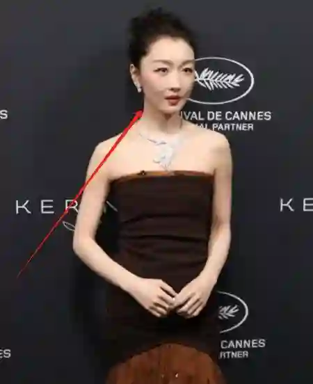 戛纳晚宴：林志玲瘦脱相，周冬雨脸垮，被和Mai贴头的张凌赫惊艳