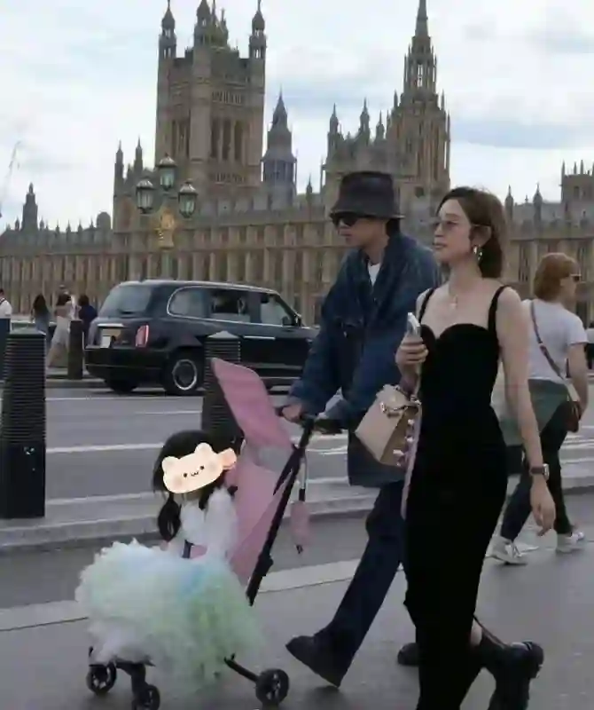 唐艺昕与女儿英国度假照曝光，爱情与家庭的甜蜜瞬间