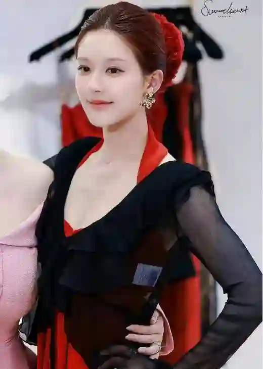 赵露思金泰熙同款造型撞衫！她们都美艳绝伦性感撩人