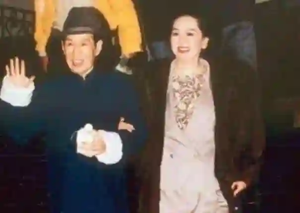 当代“韦小宝”邓兆尊，同时交往仨女友，最穷兜里就剩一亿
