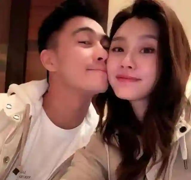 奚梦瑶和老公过二人世界！五一假期巴黎旅游，何猷君搂着高大的她