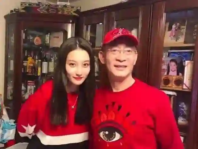 六小龄童为34岁女儿婚事发愁，女儿颜值曝光，才发现为啥没人敢追