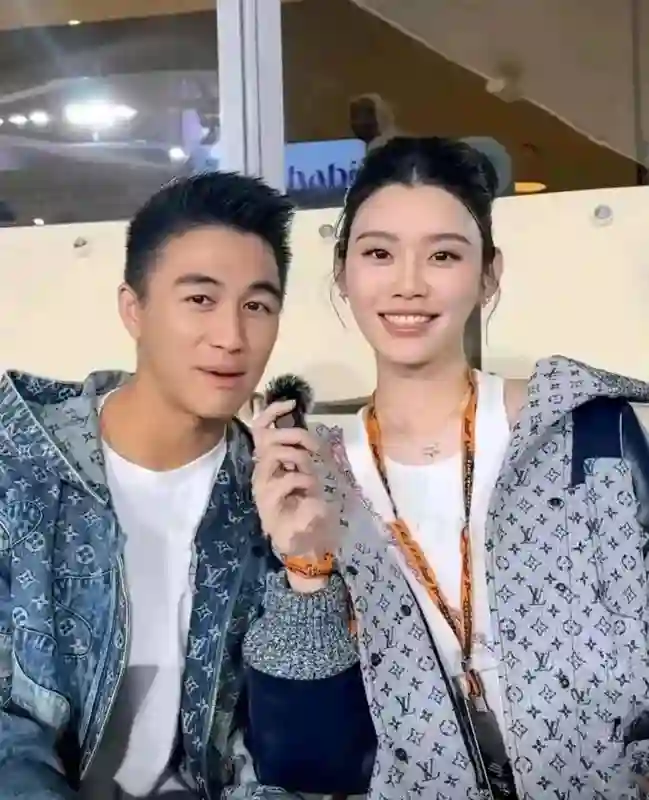 奚梦瑶夫妻餐厅约会，甜蜜互动被偶遇，发现偷拍大方打招呼