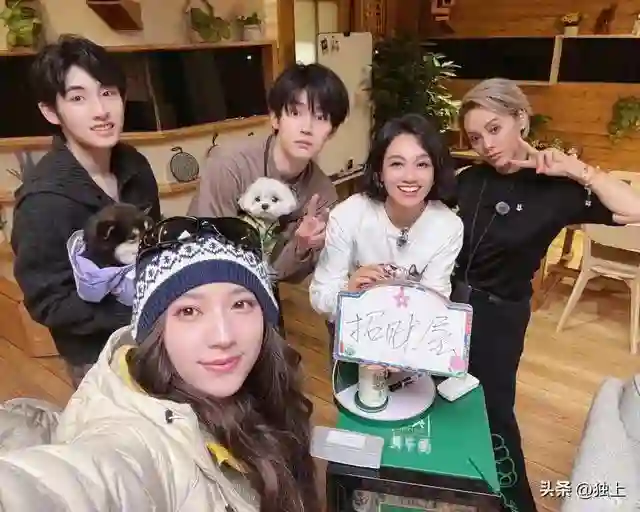 朱丹讲：姐姐搂弟弟像妈妈抱儿子，有谁注意何猷君？不留一点情面