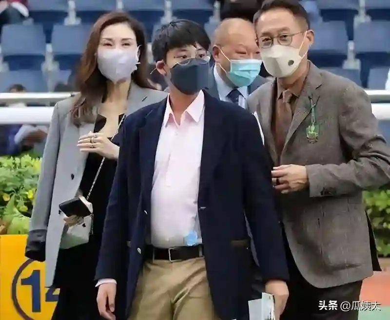 李嘉欣的儿子真的一点都没有继承到母亲的优点，12岁穿得像老干部
